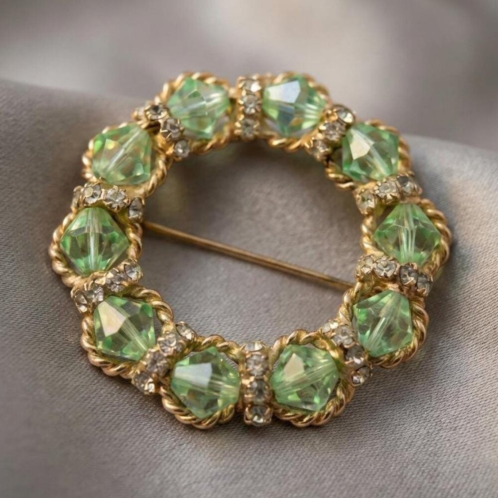 Wreath Green Glass Brooch Gold Tone Rope Circle Pin 1.75 Inch